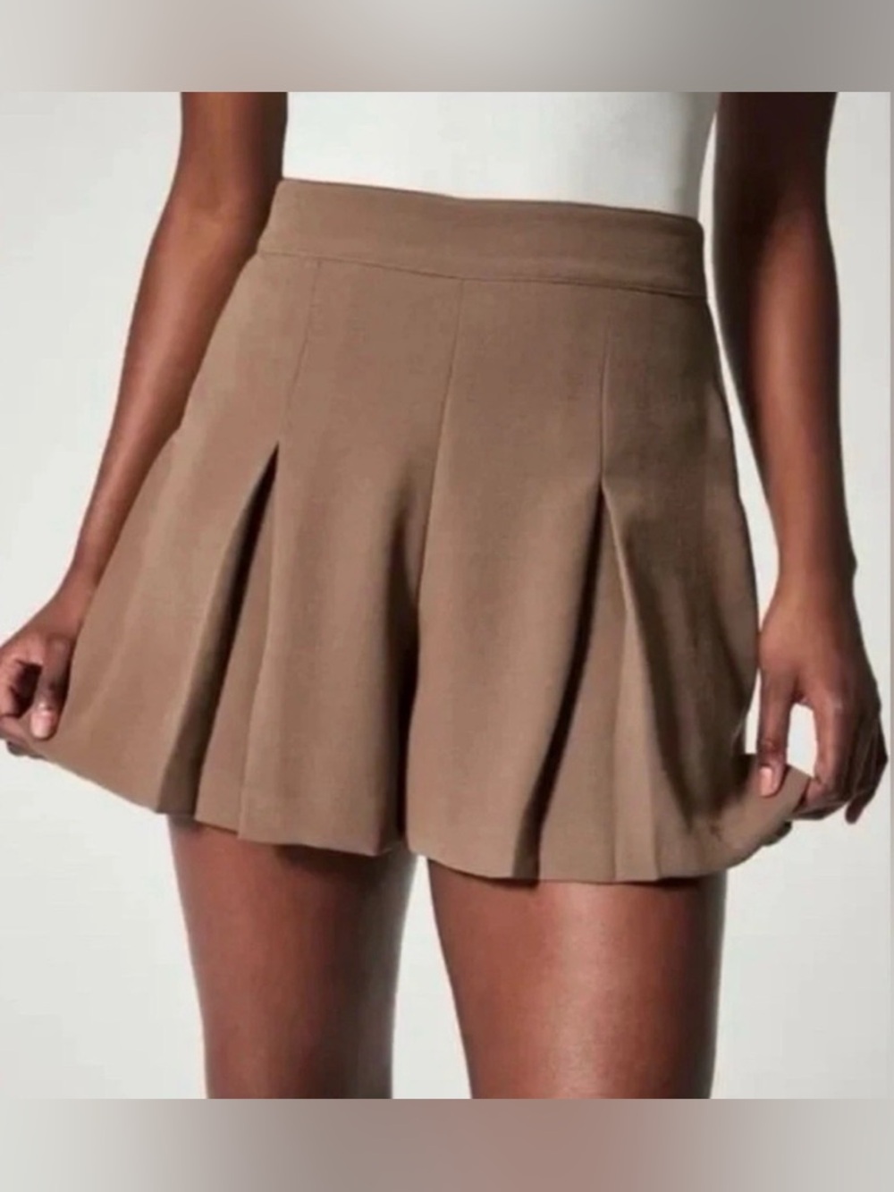 NWOT SPANX Carefree Crepe Pleated Short L